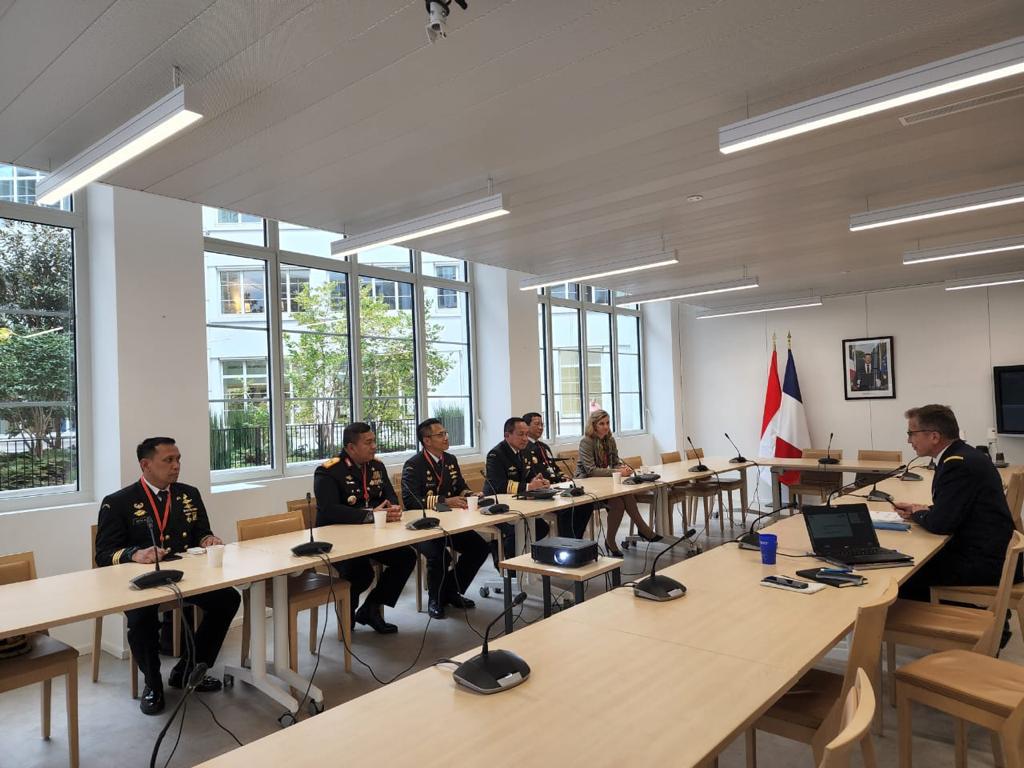 Kepala Bakamla RI Laksdya TNI Dr. Aan Kurnia bertemu dengan RADM Benoit De Guibert, Deputy Secretary General for the Sea (SG Mere)