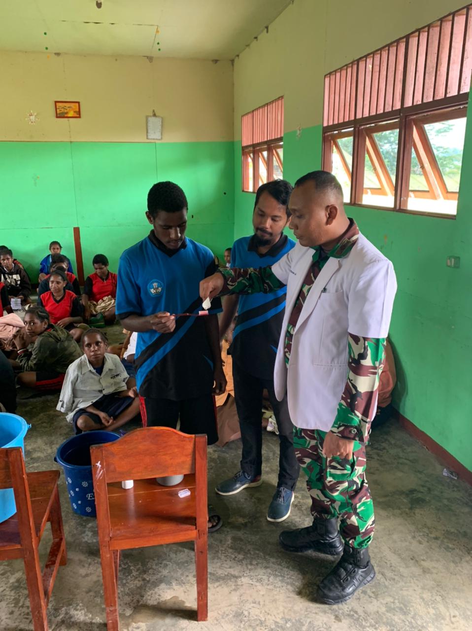 Satgas Yonif Raider 142/KJ melaksanakan penyuluhan kesehatan kepada seluruh Siswa SMP Yakpesmi Eklesia Yabema, Distrik Elelim