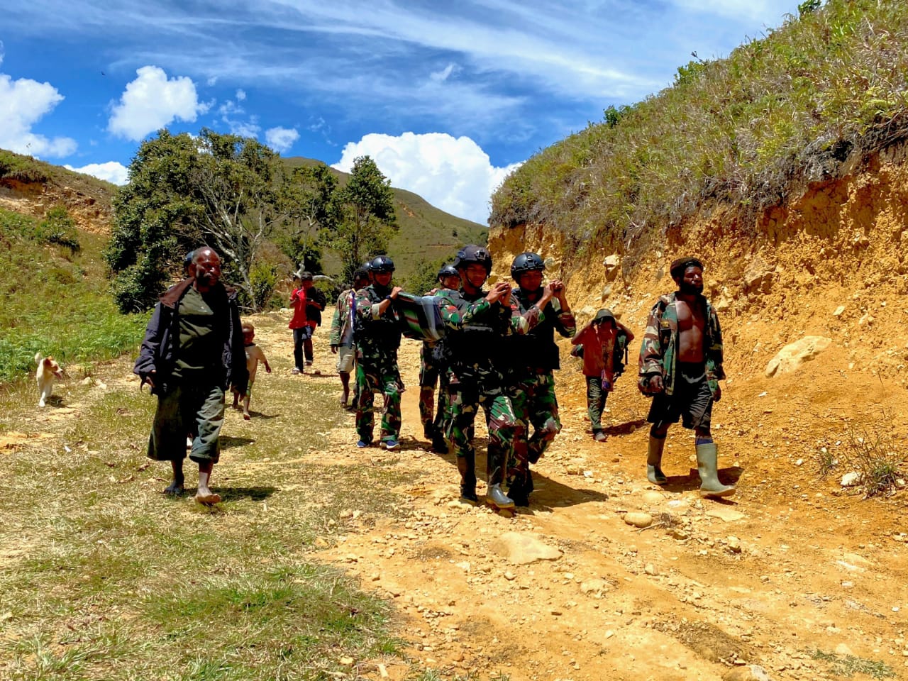 Tim Medis dari Pos Malagayneri Satgas Yonif Mekanis 203/AK memberikan pertolongan pertama dan membantu evakuasi kepada anak dari kepala suku