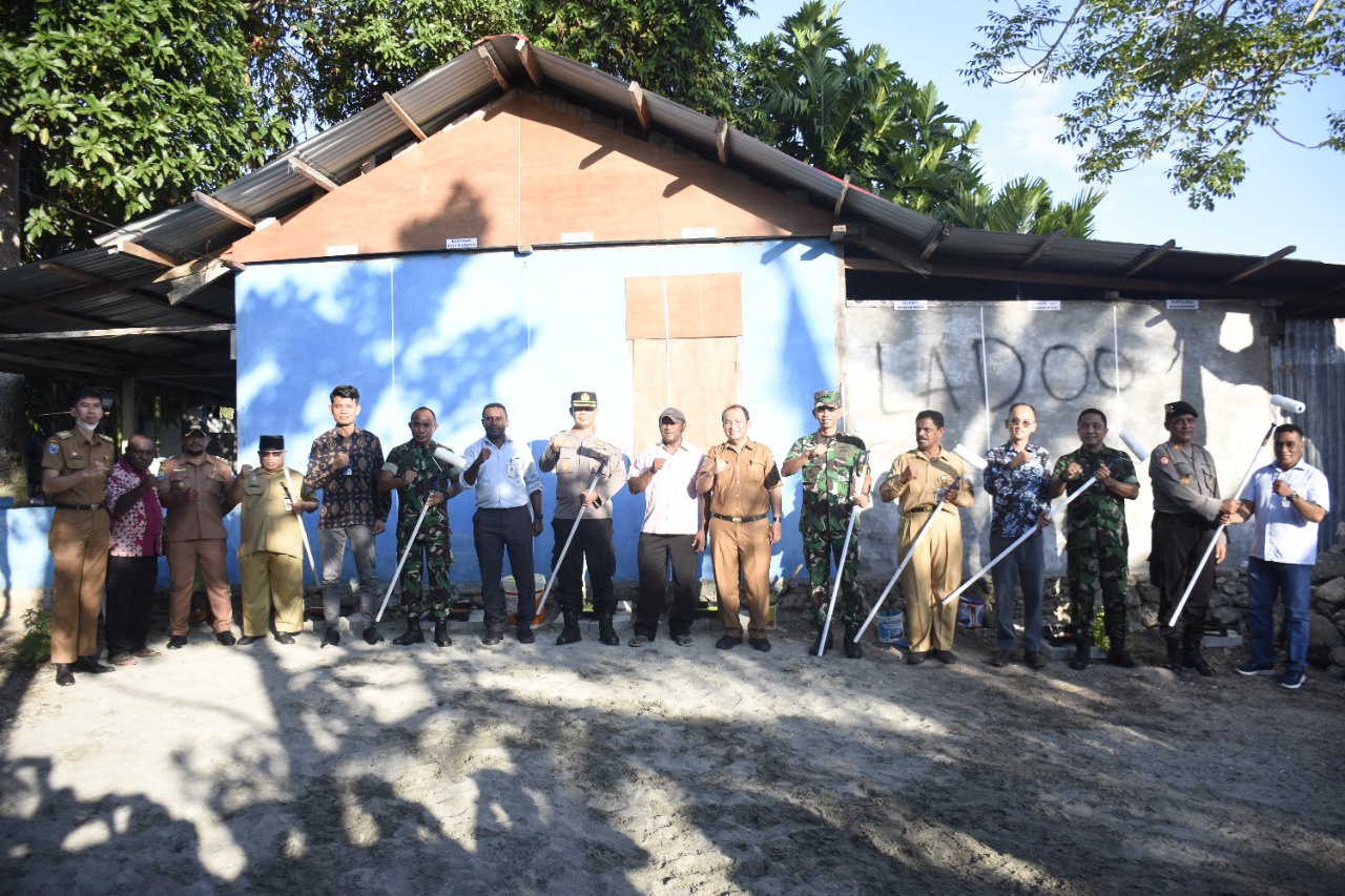 Kodam XVIII/Kasuari canangkan pengecatan Kampung Warni di Kampung Ruodi dan Kwawi, Manokwari, Papua Barat, Senin (3/10/2022)