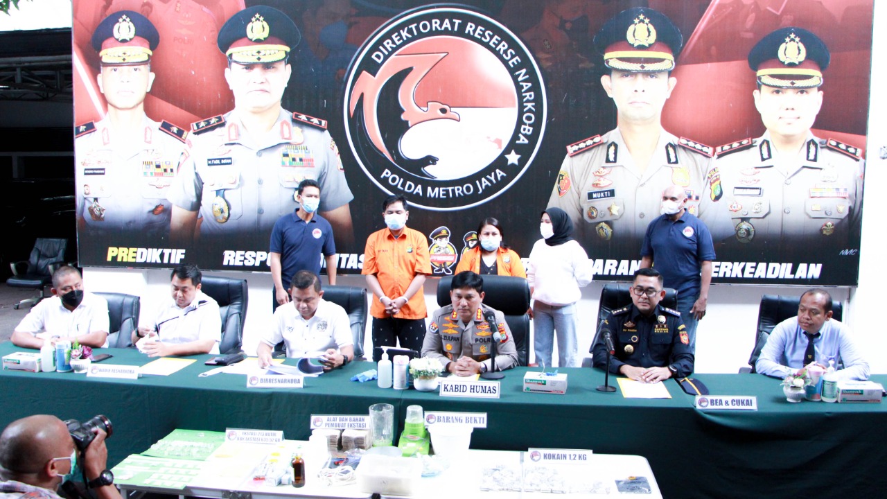 Jajaran Direktorat Narkoba Polda Metro Jaya berhasil ungkap kasus peredaran Narkotika jenis kokain dan Ekstasi