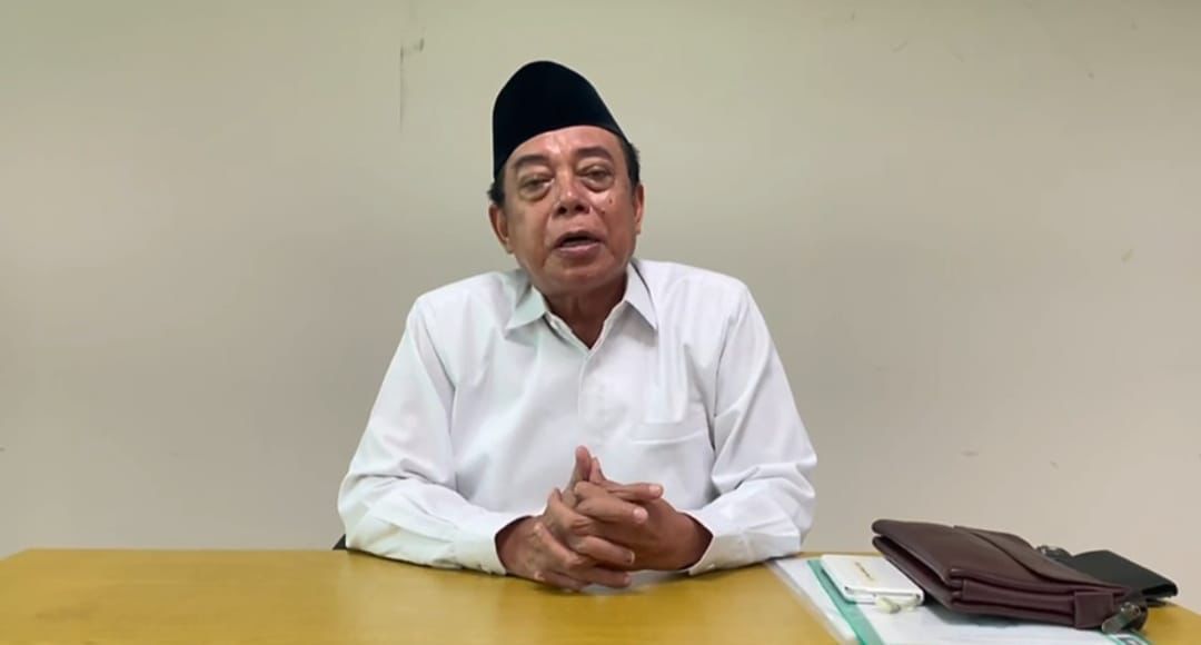 K.H. Ali Maschan Moesa, Ketua Majelis Ulama Indonesia (MUI) Provinsi Jawa Timur, mengucapkan selamat bertugas di tempat dinas yang baru kepada Irjen Pol Nico Afinta