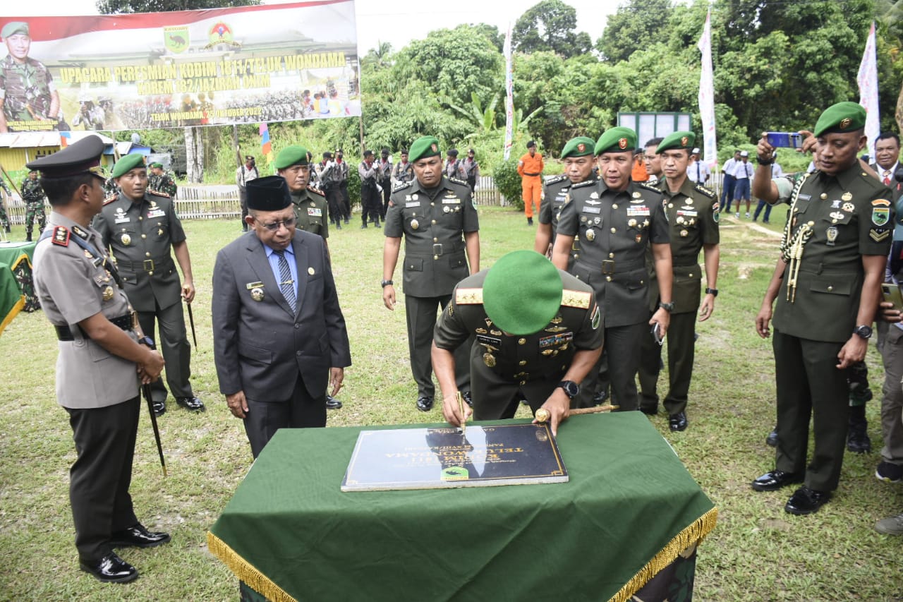 Pangdam XVIII/Kasuari, Mayjen TNI Gabriel Lema, S.Sos. resmikan pembentukan Kodim 1811/Teluk Wondama, yang merupakan Kodim baru