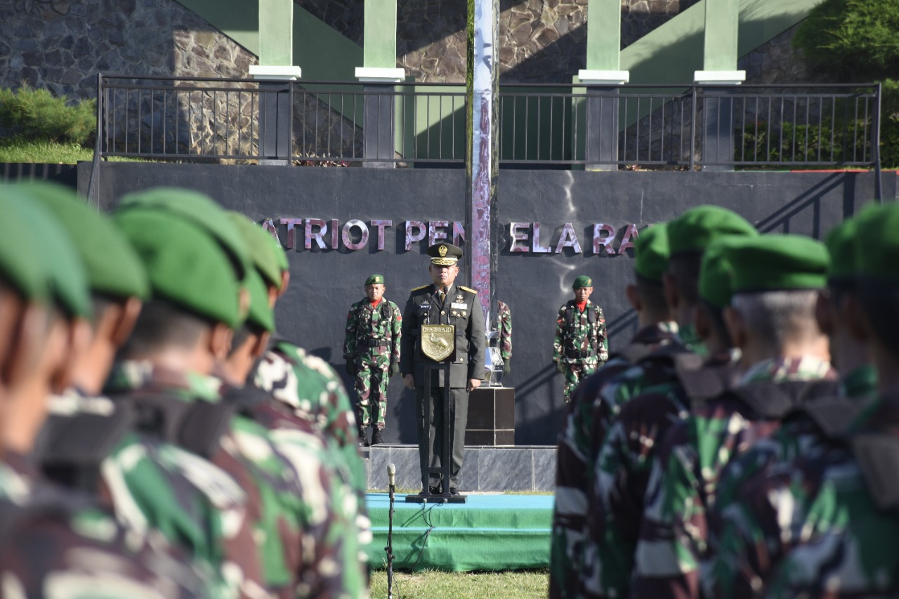 Kegiatan upacara bendera yang dilaksanakan untuk memperingati Hari Sumpah Pemuda ke-94 dengan mengusung tema