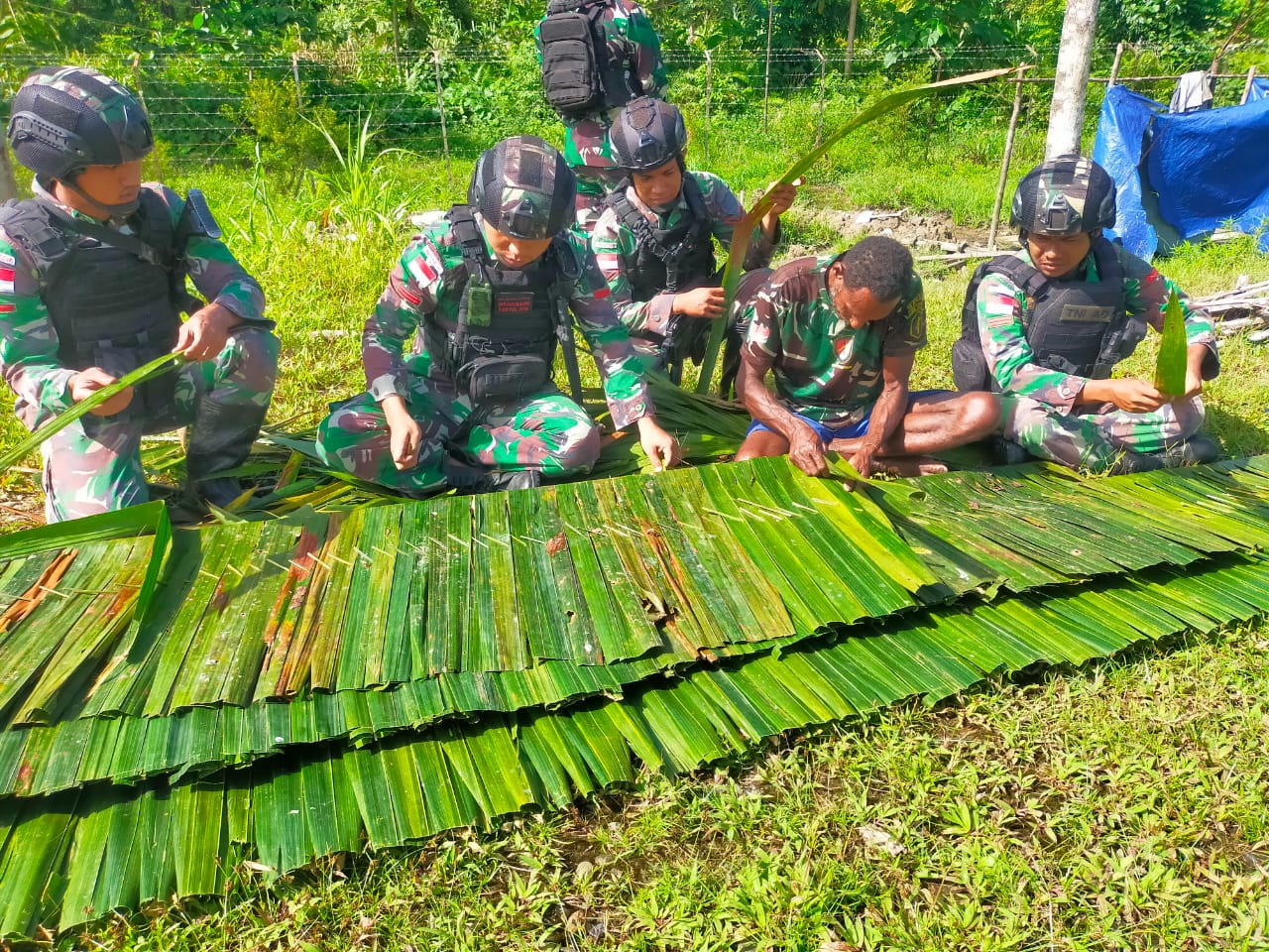 Satgas Yonif Raider 142/KJ yang dipimpin oleh Kapten Inf Kosni Jamer kembali melaksanakan kegiatan anjangsana ke rumah tokoh Adat