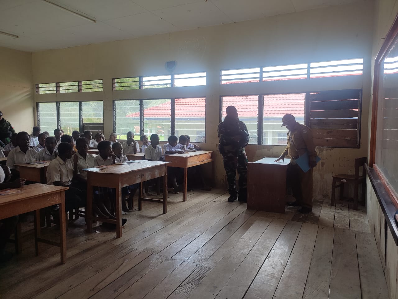 Personel Satgas Yonif Mekanis 203/AK Pos Makki melaksanakan kegiatan di SMPN 1 Makki, Distrik Makki, Kabupaten Lanny Jaya