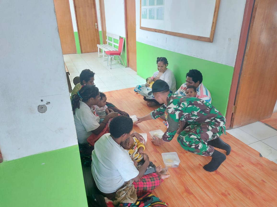 Satgas Yonif Raider 142/KJ kembali dan terus menebar kepedulian yaitu dengan memberikan nasi beserta lauk pauk kepada ibu Hamil dan menyusui