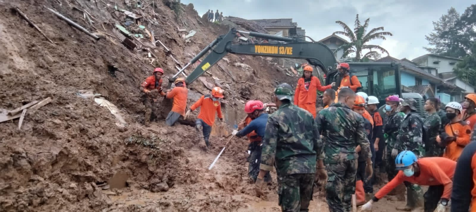 Menzikon/CRK Pusziad berhasil mengevakuasi 2 korban longsor akibat gempa bumi di Desa Mangunkerta Kec. Cigenang Kab. Cianjur Jawa Barat