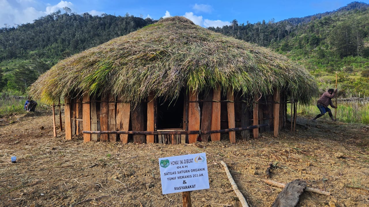 Satgas Yonif Mekanis 203/AK membuatkan Honai atau rumah adat asli Papua milik Bapak Tekinus Wea yang bertempat di Distrik Malagay