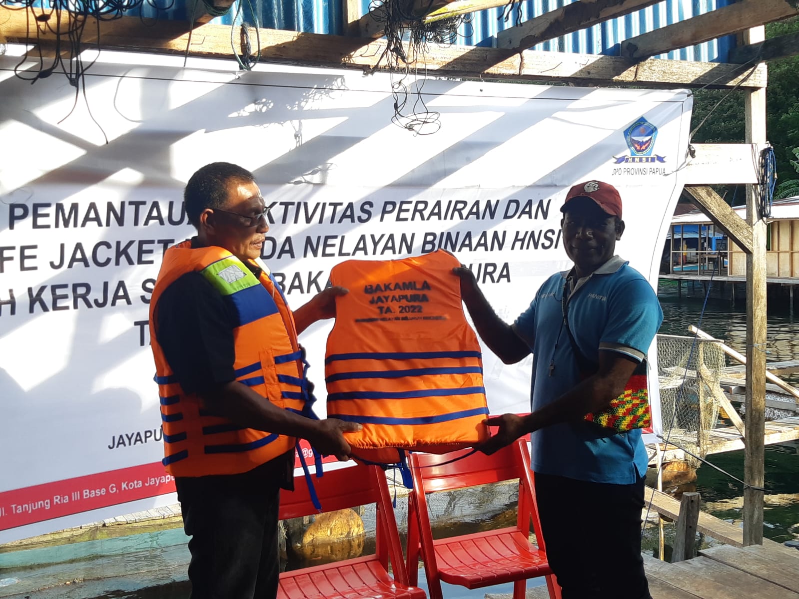 Stasiun Bakamla Jayapura membagikan sejumlah 30 life jacket kepada nelayan di bawah binaan Himpunan Nelayan seluruh Indonesia (HNSI)