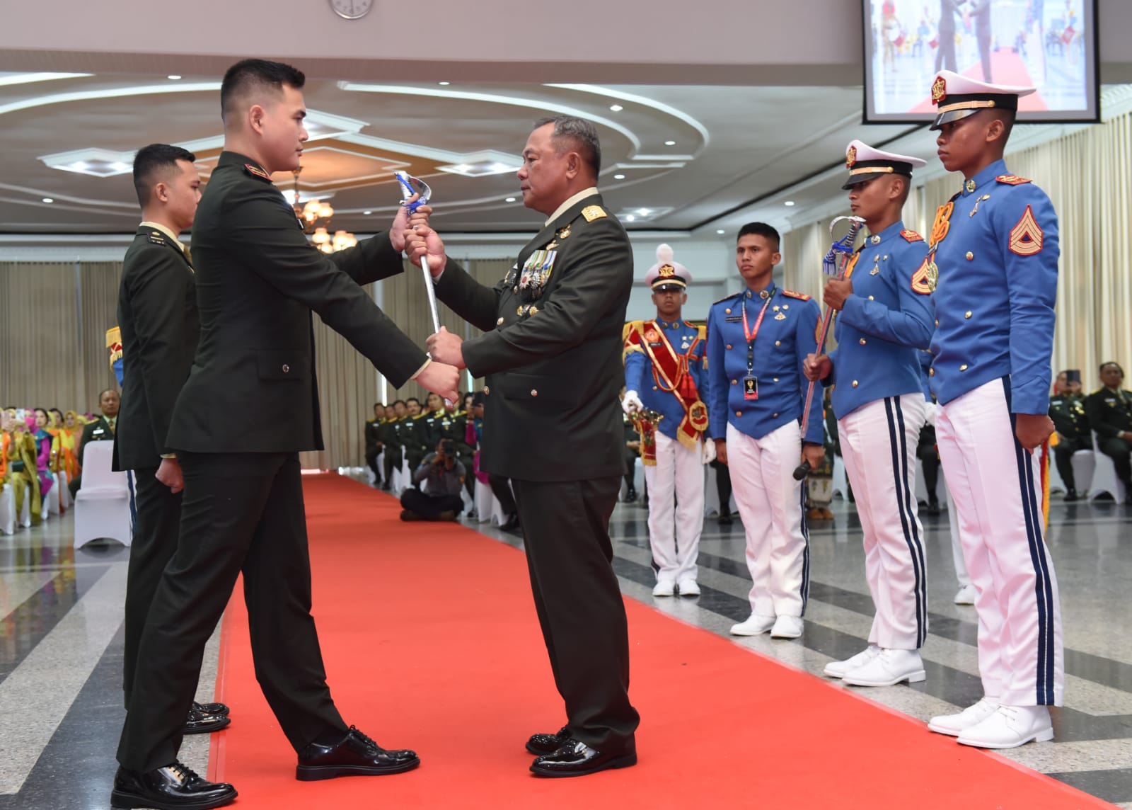 Perwira Tinggi (Pati) TNI AD mengikuti Wisuda Purna Wira (WPW), bertepatan dengan peringatan Hari Ulang Tahun (HUT) ke-65 Akademi Militer
