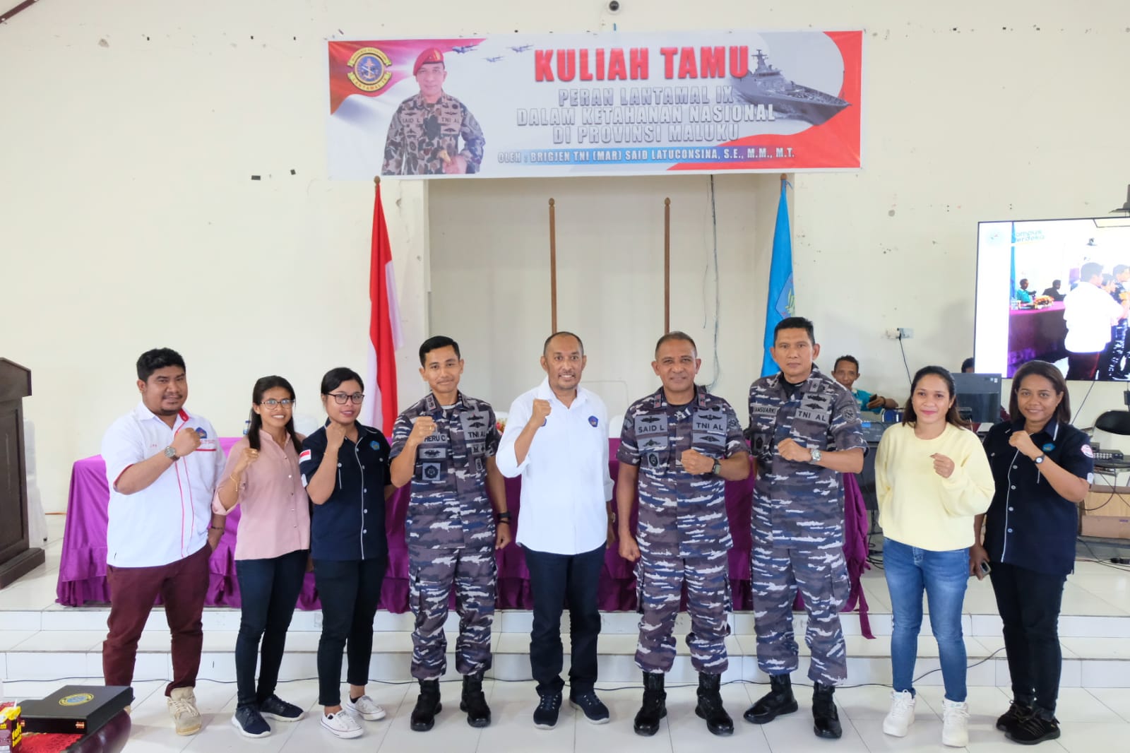 Komandan Pangkalan Utama TNI Angkatan Laut (Danlantamal) IX Ambon Brigadir Jenderal TNI (Mar) Said Latuconsina, M.M., M.T., memberikan edukasi