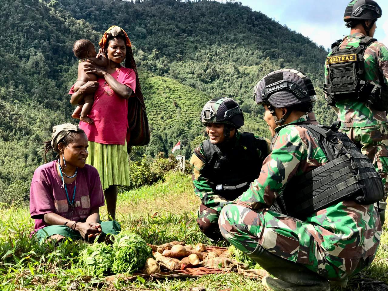 Personel Satgas Yonif Raider 321/GT/13/1 Kostrad membeli hasil kebun mama Papua di Distrik Yigi, Kabupaten Nduga, Papua