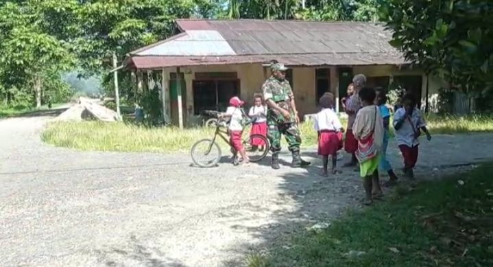 Babinsa Koramil 1710-02/Timika Sertu Alowesius Weyau melaksanakan Komsos dengan anak-anak Sekolah Dasar dengan memberikan arahan
