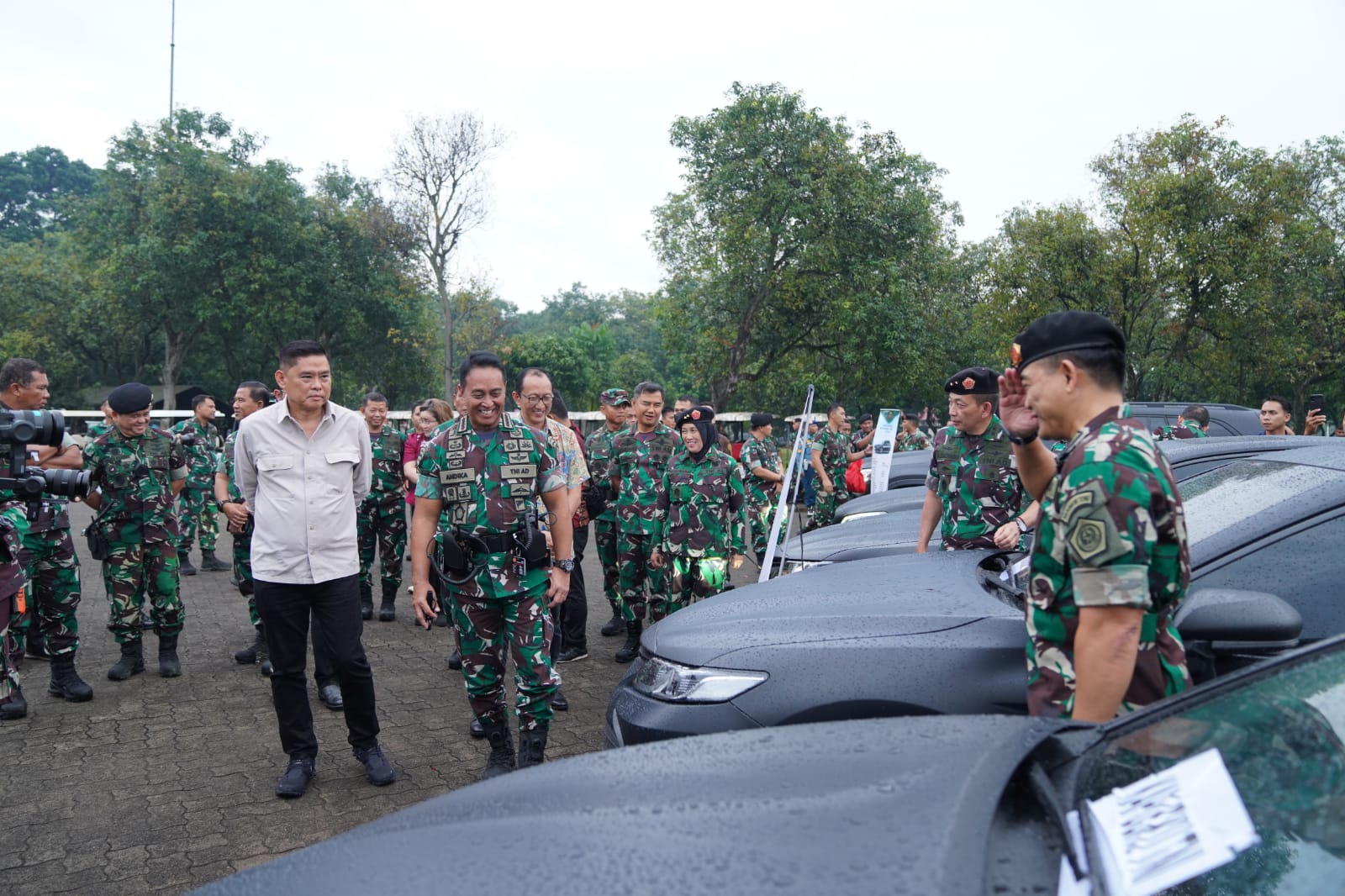 Panglima TNI Jenderal TNI Andika Perkasa mengecek dan mendistribusikan 388 unit kendaraan dinas roda empat dan roda dua