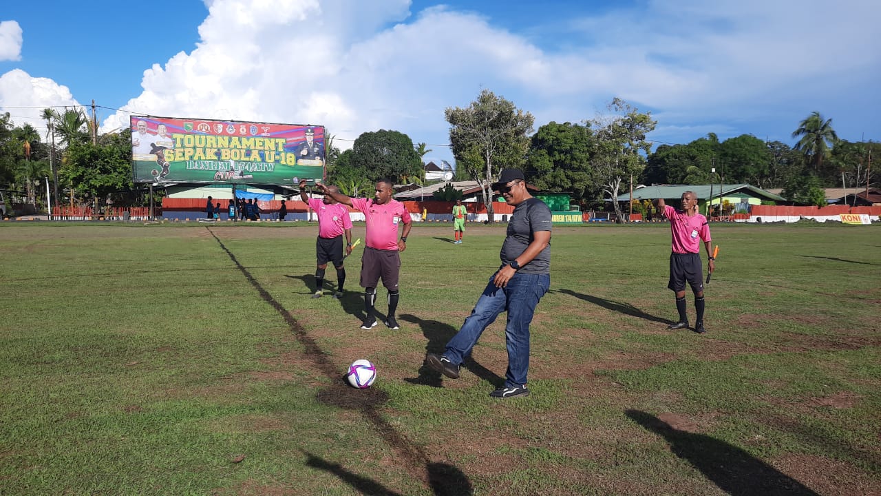 Komandan Korem 174/Anim Ti Waninggap Brigjen TNI E. Reza Pahlevi, S.E., membuka turnamen sepakbola Piala Danrem Cup yang diikuti 19 Tim U-18