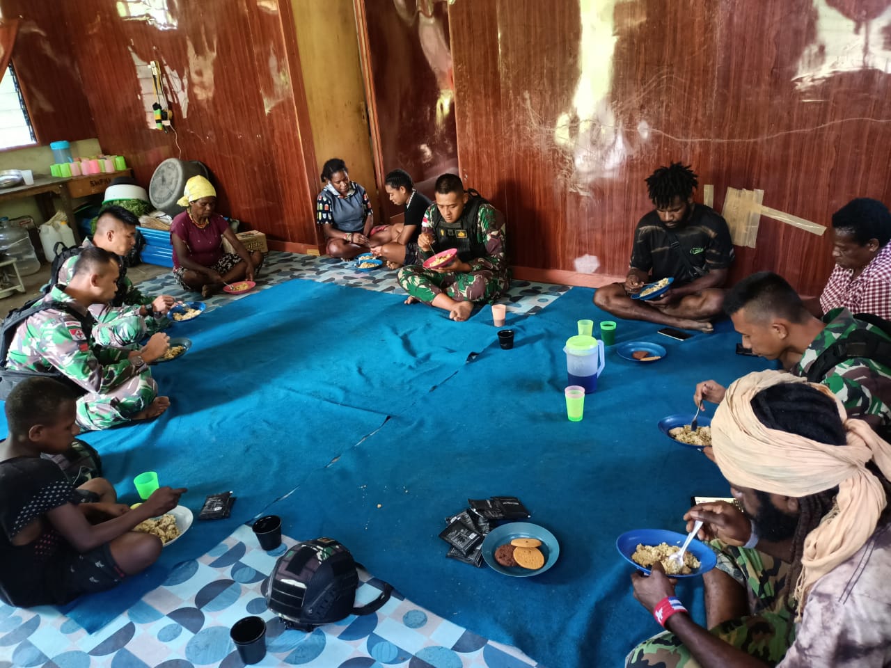 Satgas Pamtas Yonif R 142/KJ melakukan Anjangsana atau berkunjung demi mempererat tali silaturahmi dengan masyarakat Distrik Kelila