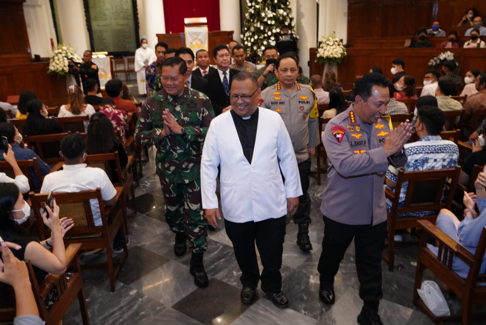 Panglima TNI Laksamana Yudo Margono meninjau pelaksanaan pengamanan dan Misa Natal 2022 di Gereja Katedral