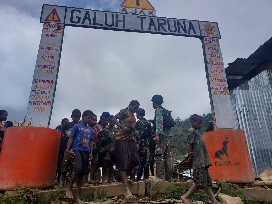 Satgas Yonif Raider 321/GT/13/1 Kostrad mengajak masyarakat pengungsi Distrik Yigi kembali ke kampung halaman, Distrik Yigi