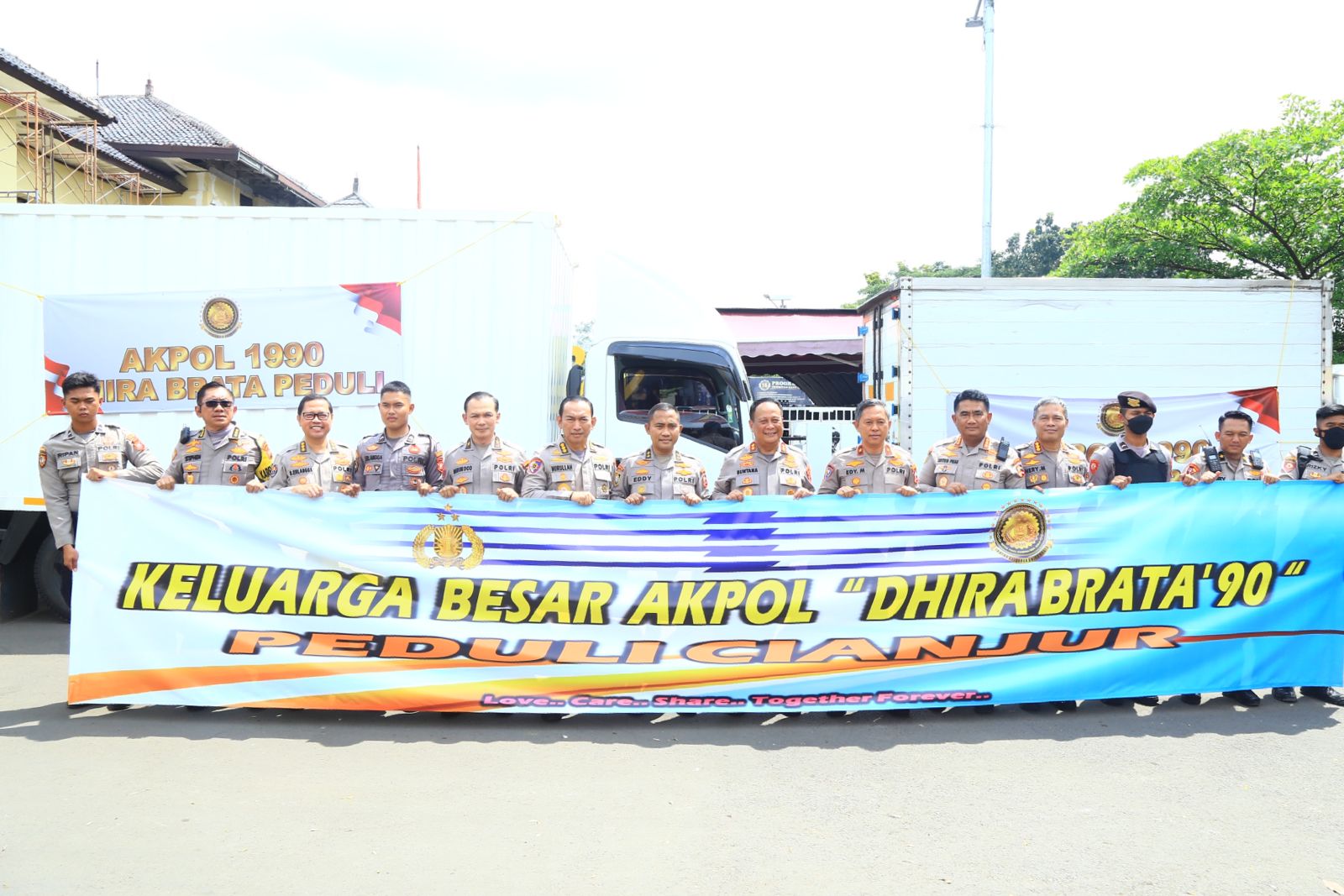 Melalui program Alumni AKPOL 1990 Bakti Polri Untuk Negeri, mereka bergotong royong untuk memberikan bantuan