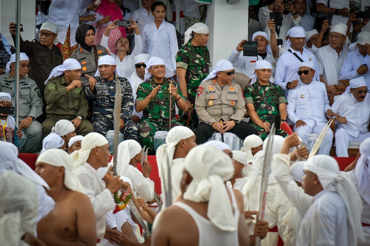 Komandan Pangkalan Utama TNI Angkatan Laut (Danlantamal) IX Ambon Brigjen TNI (Mar) Said Latuconsina, M.M., M.T., menghadiri Pagelaran Festival Cakalele