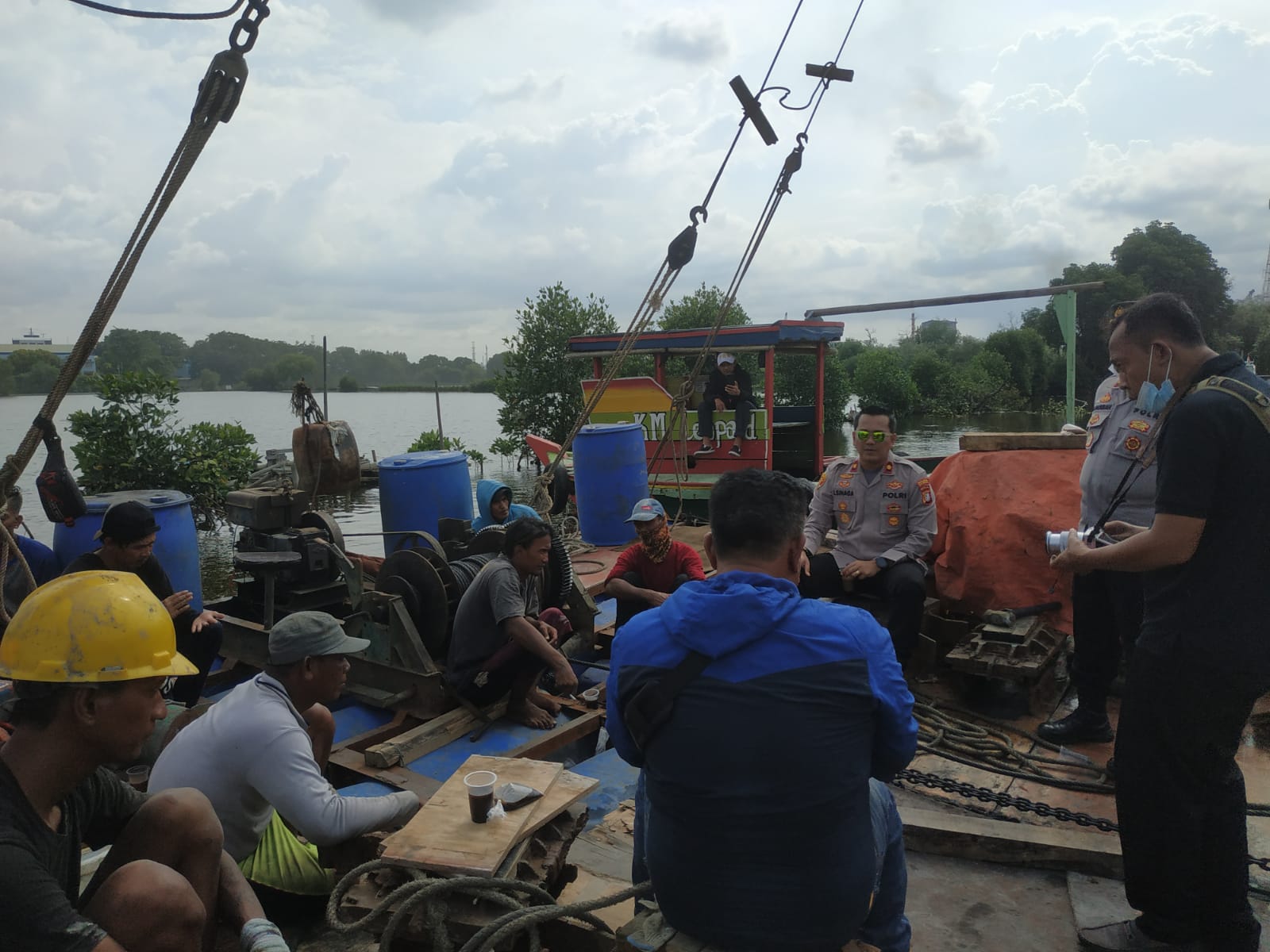 Kapolsek Kawasan Kali Baru Kompol I. Sinaga, S.H., S.I.K., M.H. didampingi Iptu A. Hasibuan (Kapospol Marunda) Polsek Kawasan Kali Baru menyampaikan imbauan