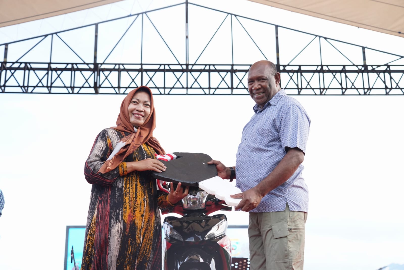 Hari kedua Pameran UMKM dan Papua Barat Berkarya Kodam XVIII/Kasuari tambah ramai dikunjungi warga