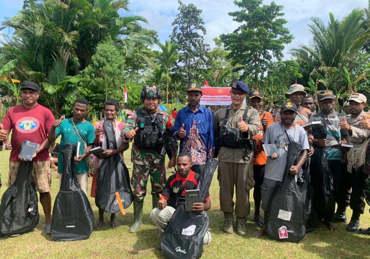 Satgas Pamtas Yonif 143/TWEJ Pos Batom berkolaborasi dengan Satgas Damai Cartenz Mabes Polri mengadakan Bakti Sosial