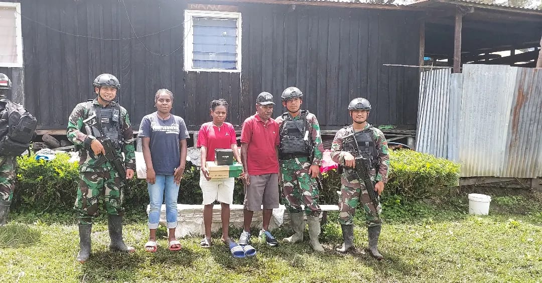 Pos Pirime Satgas Yonif Mekanis 203/AK dengan mengunjungi salah satu tokoh masyarakat di Kampung Bugumbak, Distrik Pirime
