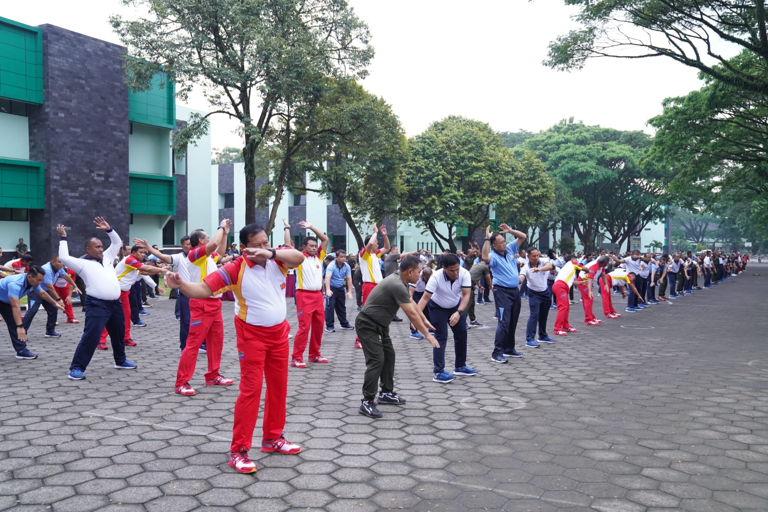 Panglima TNI Laksamana TNI Yudo Margono S.E.  M.M bersama Kepala Staf Angkatan (Kasad, Kasal, dan Kasau) beserta peserta Apel Komandan Satuan