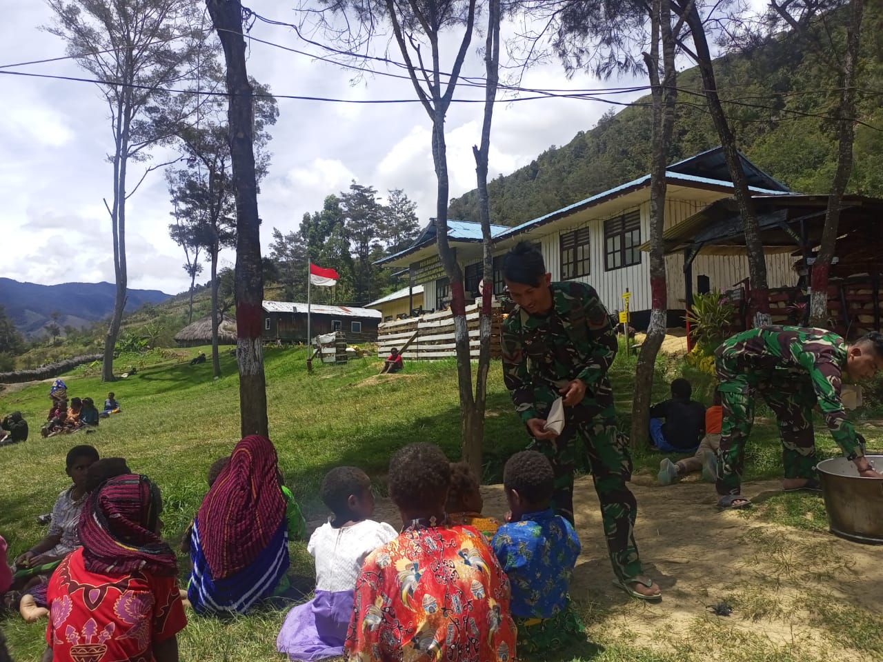 Satgas Yonif Mekanis 203/AK mengadakan kegiatan ibadah bersama dengan masyarakat Jemaat Gereja Mowi bertempat di Distrik Balingga