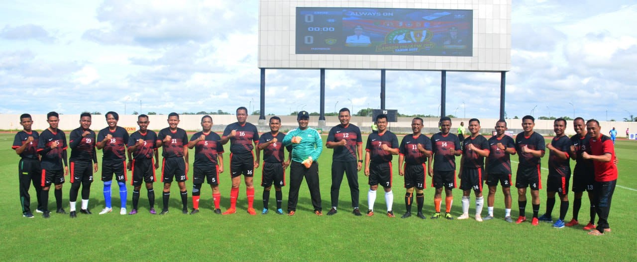 Danrem 174/ATW Merauke Brigjen TNI E. Reza Pahlevi, S.E., menutup “Turnamen Sepak Bola U-18 Danrem 174/ATW Cup Tahun 2022”