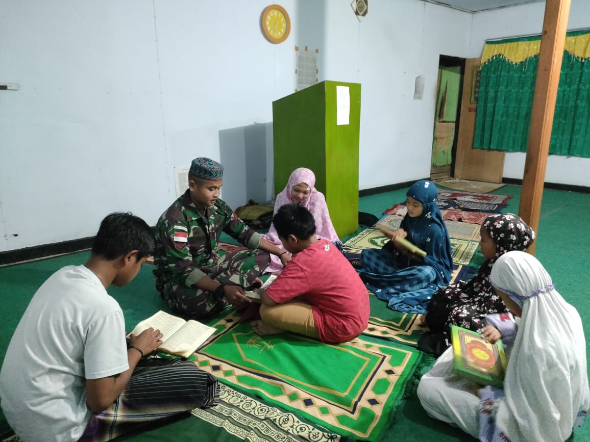anggota Pos Kelila Yonif R 142/KJ untuk mengajarkan anak-anak mengaji di Mushola pos Kelila di Distrik Kelila, Kabupaten Mamberamo Tengah