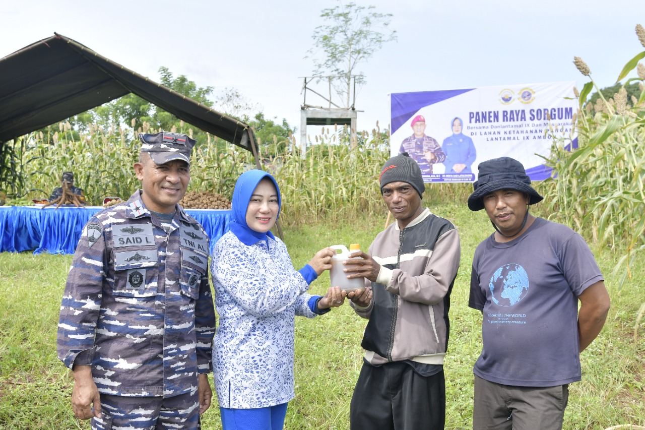 Komandan Pangkalan Utama TNI Angkatan Laut (Danlantamal) IX Ambon Brigadir Jenderal TNI (Mar) Said Latuconsina, M.M., M.T. meninjau lahan