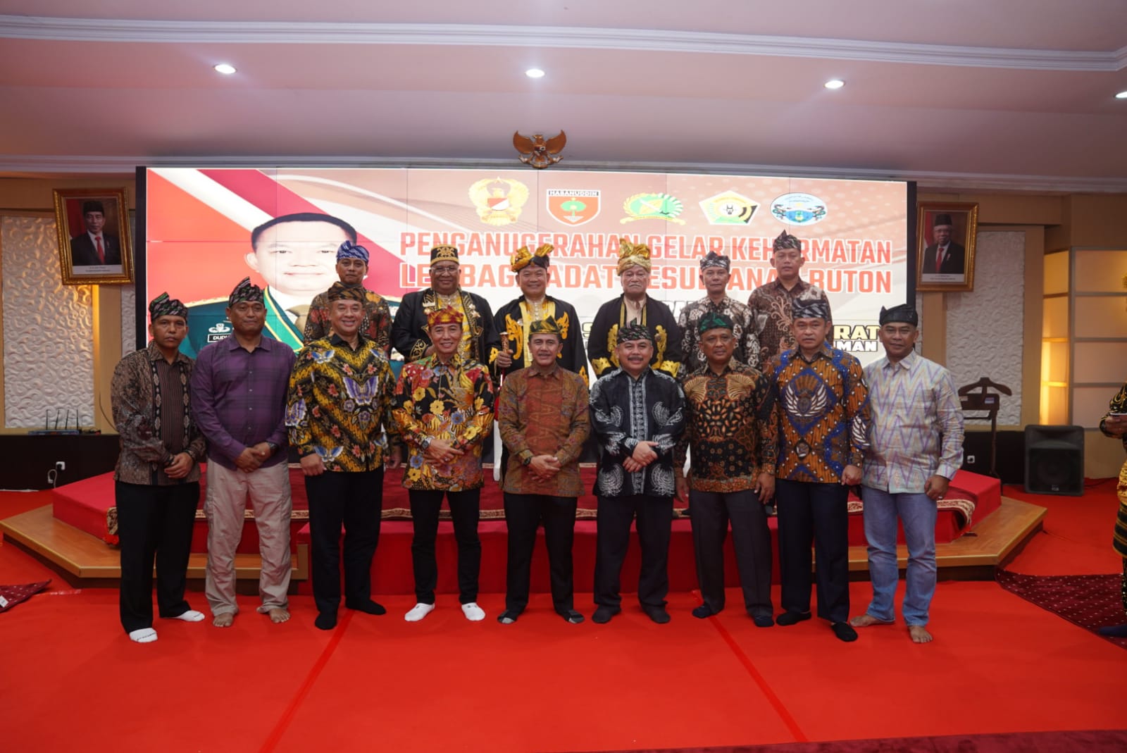 Kepala Staf Angkatan Darat (Kasad) Jenderal TNI Dr. Dudung Abdurachman dianugerahi gelar kehormatan adat Kesultanan Buton