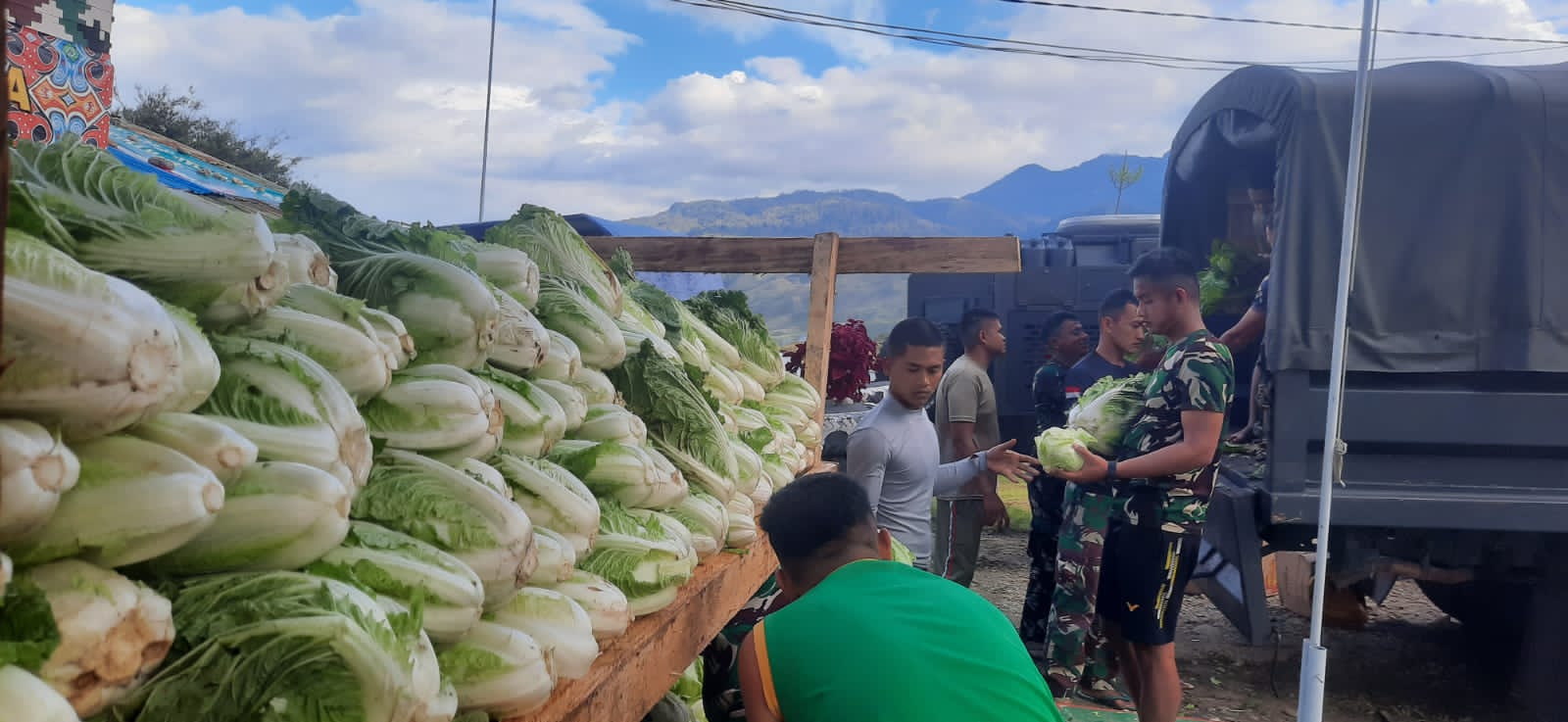 Satgas Yonif Raider 321/GT Pos Napua secara rutin menyalurkan sayuran dan buah-buahan segar kepada PT Freeport Indonesia
