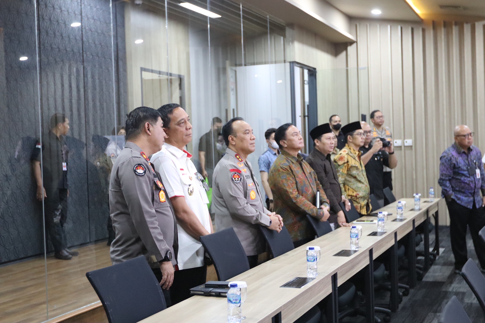 Kompolnas dipimpin oleh Ketua Harian Kompolnas Benny Mamoto dan diterima langsung oleh Kadiv Humas Polri Irjen Dedi Prasetyo