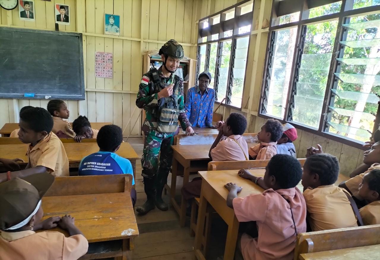 Satgas Yonif Raider 142/KJ melalui Pos Eragayam melakukan kunjungan perdana ke SD Inpres Eragayam PLT Namagap Gombo