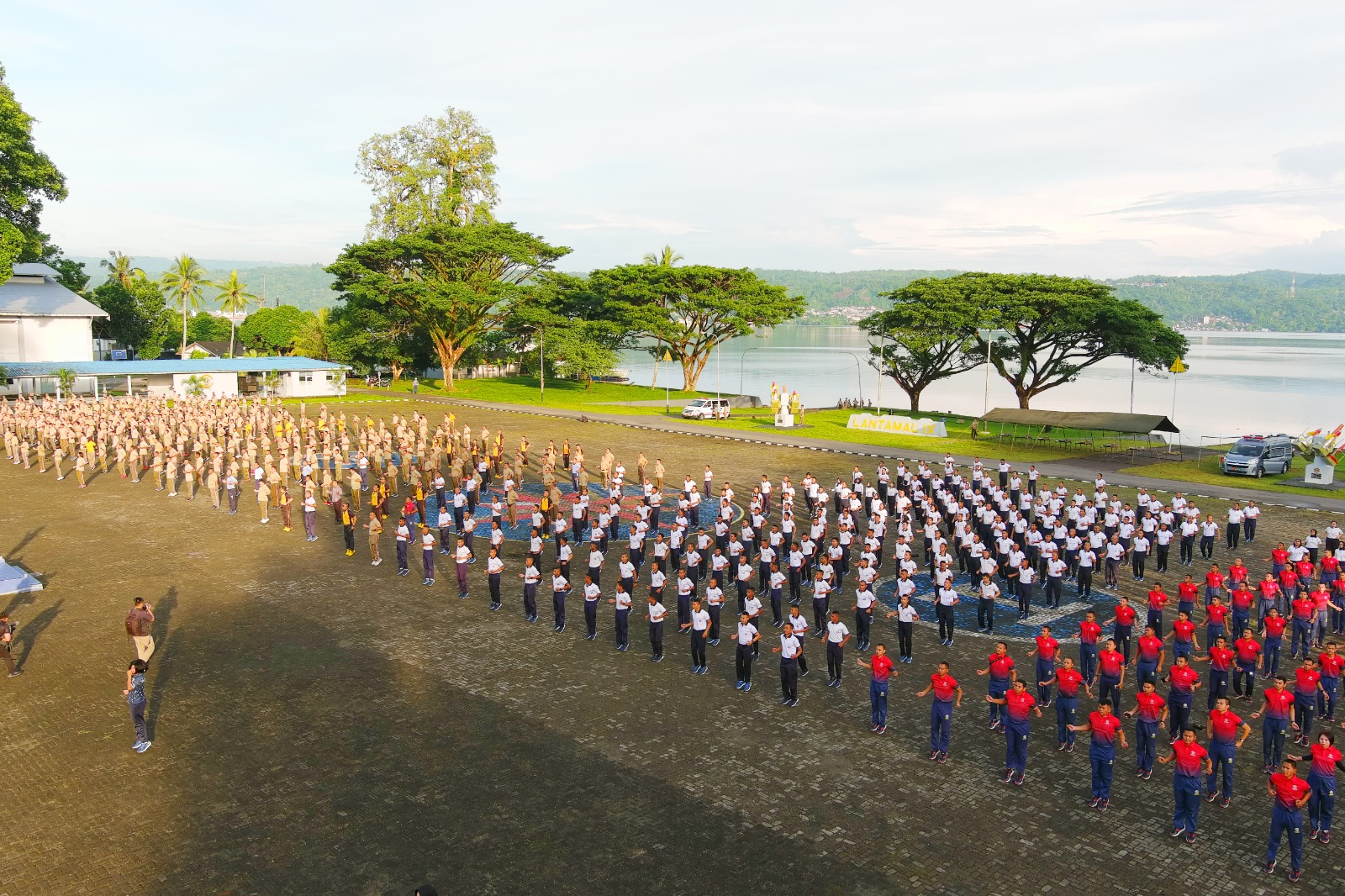 Komandan Pangkalan Utama TNI Angkatan Laut (Danlantamal) IX Ambon Brigjen TNI (Mar) Said Latuconsina M.M., M.T., menggelar olahraga bersama