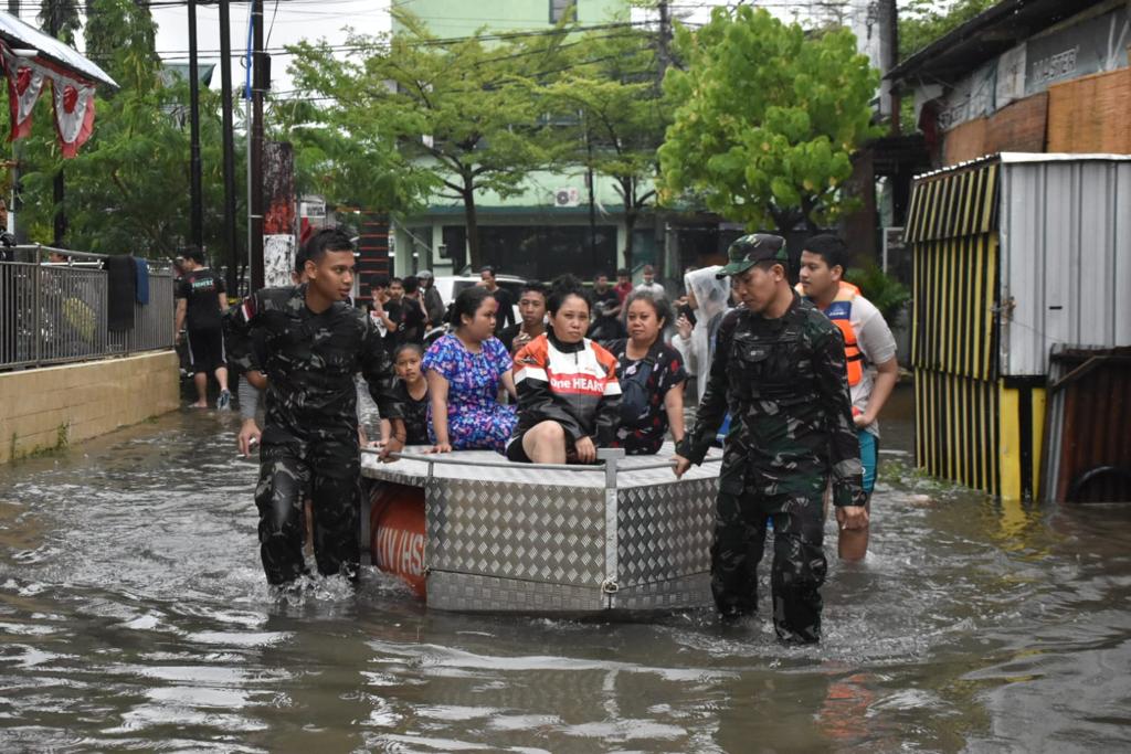 Mayjen Totok juga menyempatkan untuk menyapa penduduk sekitar dan mendengarkan keluh kesah permasalahan warga yang terdampak banjir