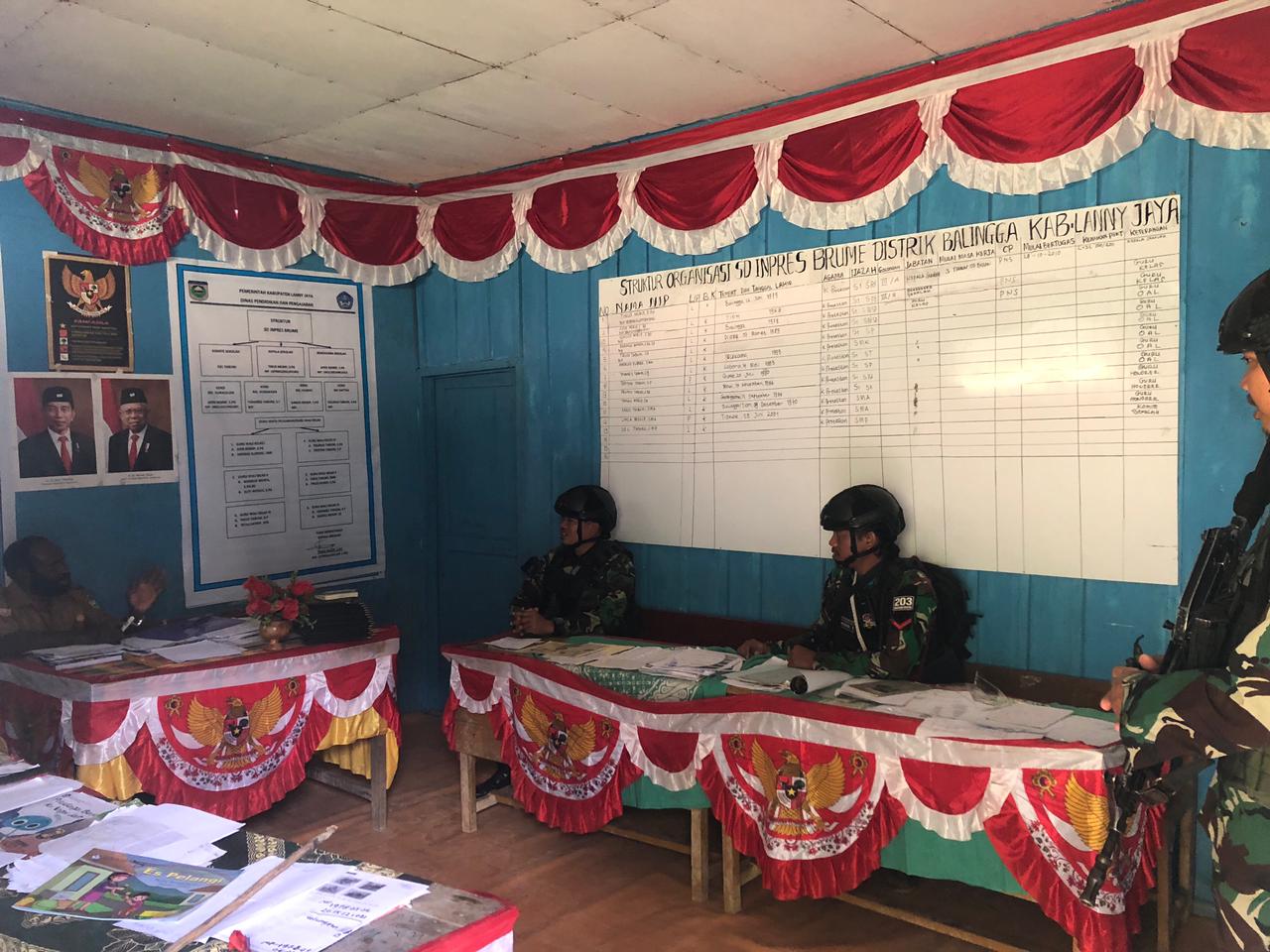 Satgas Yonif Mekanis 203/AK Pos Balingga turun langsung untuk membantu mengajar dan memberikan pelajaran untuk anak-anak SD Inpres Brume