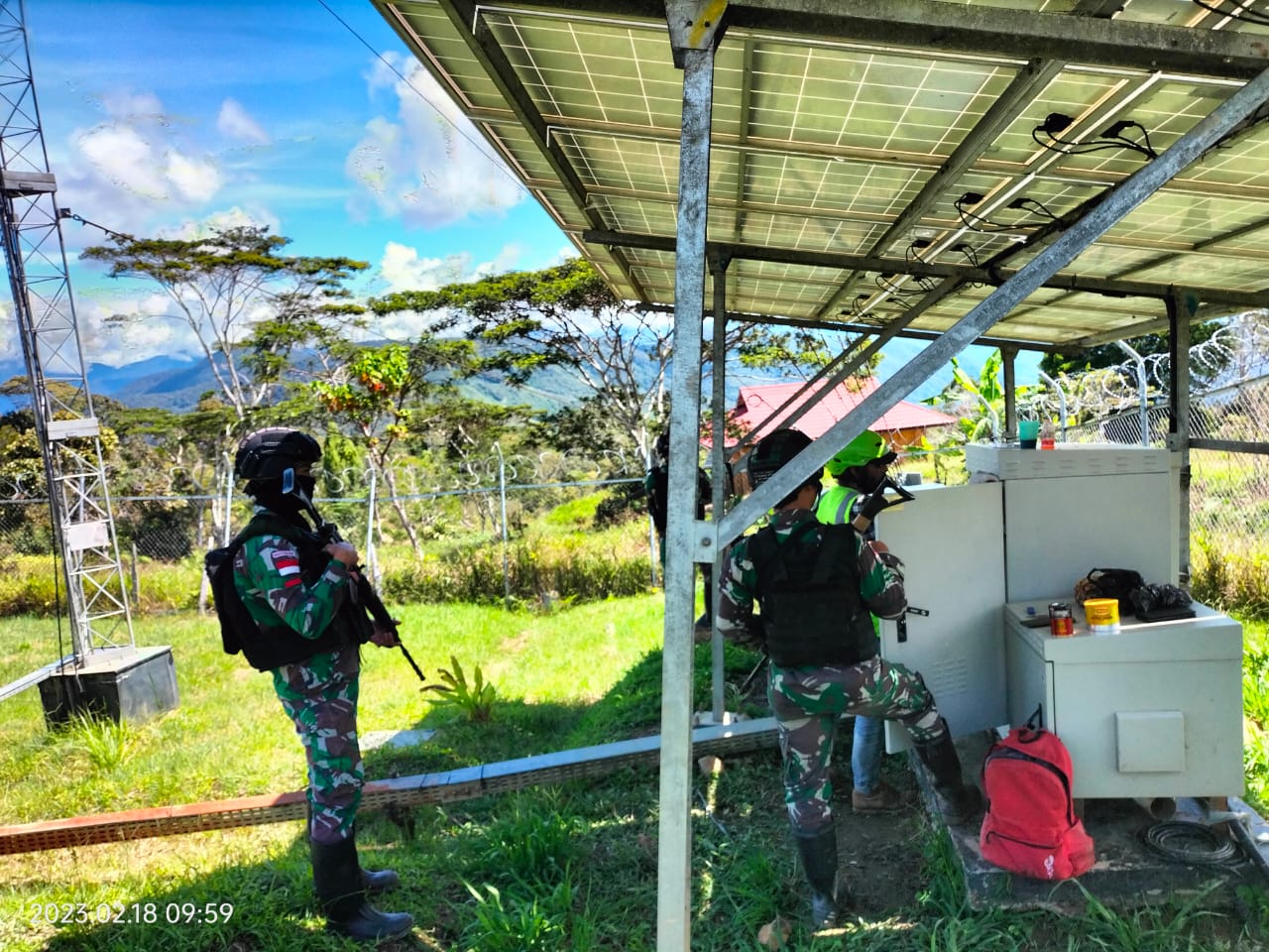 Satgas Yonif Raider 142/KJ melaksanakan bantuan perbaikan Sinyal Tower Bakti Aksi yang berada di Distrik Eragayam, Kabupaten Mamberamo Tengah