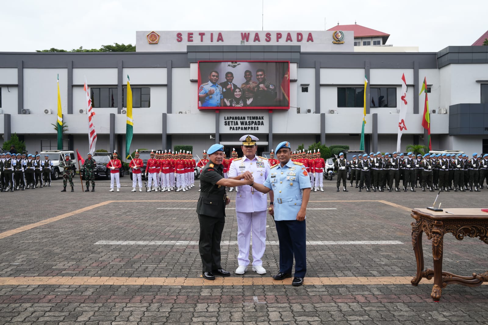 Panglima TNI Laksamana TNI Yudo Margono, S.E., M.M., memimpin serah terima jabatan Komandan Pasukan Pengamanan Presiden