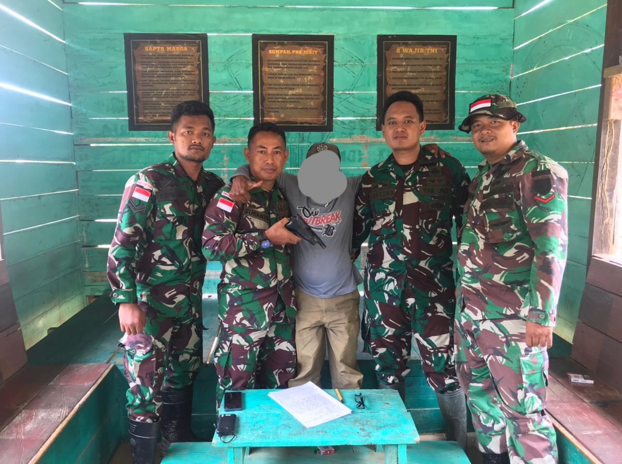 Melalui komunikasi dan pendekatan yang humanis Satgas Yonif 143/TWEJ berhasil mengetuk hati warga perbatasan berinisial HA