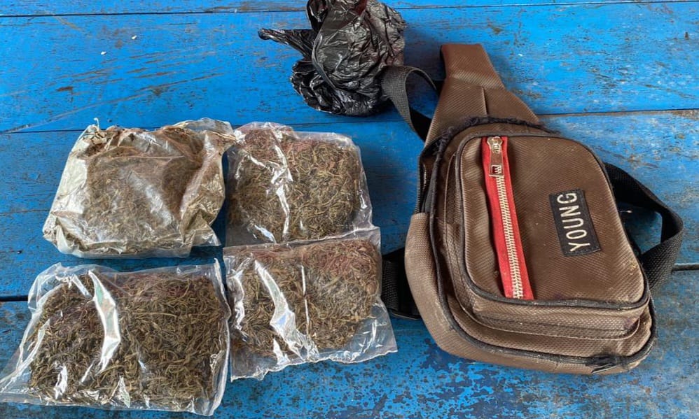 Satgas Yonif 143/TWEJ mendapat penyerahan satu buah tas pinggang berisi empat paket ganja kering seberat 91,12 gram dari warga Kampung Yuruf