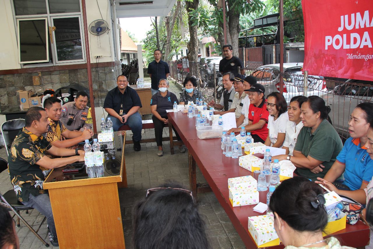 Ditresnarkoba Polda Metro Jaya menggelar kegiatan Jumat Curhat Polda Metro Jaya bersama warga Komplek Permata (Kampung Ambon)