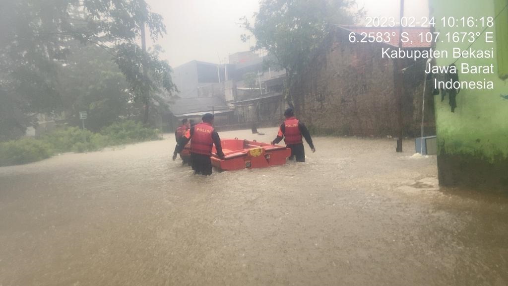 Satbrimob Polda Metro Jaya melaksanakan patroli kesiapsiagaan di beberapa lokasi yang rawan terjadinya banjir