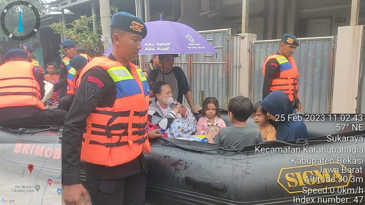 Sejumlah warga yang terjebak banjir berhasil dievakuasi aparat Brigade Mobile (Brimob) Polri yang bertugas di Batalyon D Pelopor