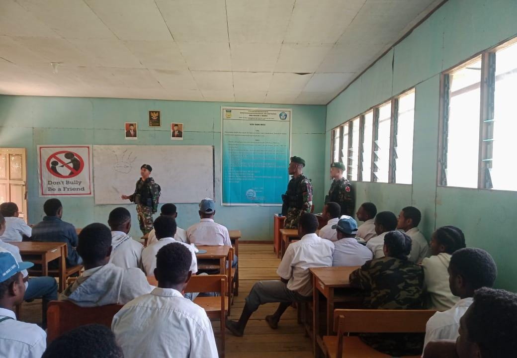Personel Satgas Yonif Mekanis 203/AK Pos Makki hadir di SMAN 2 Makki guna memberikan penyuluhan wawasan kebangsaan