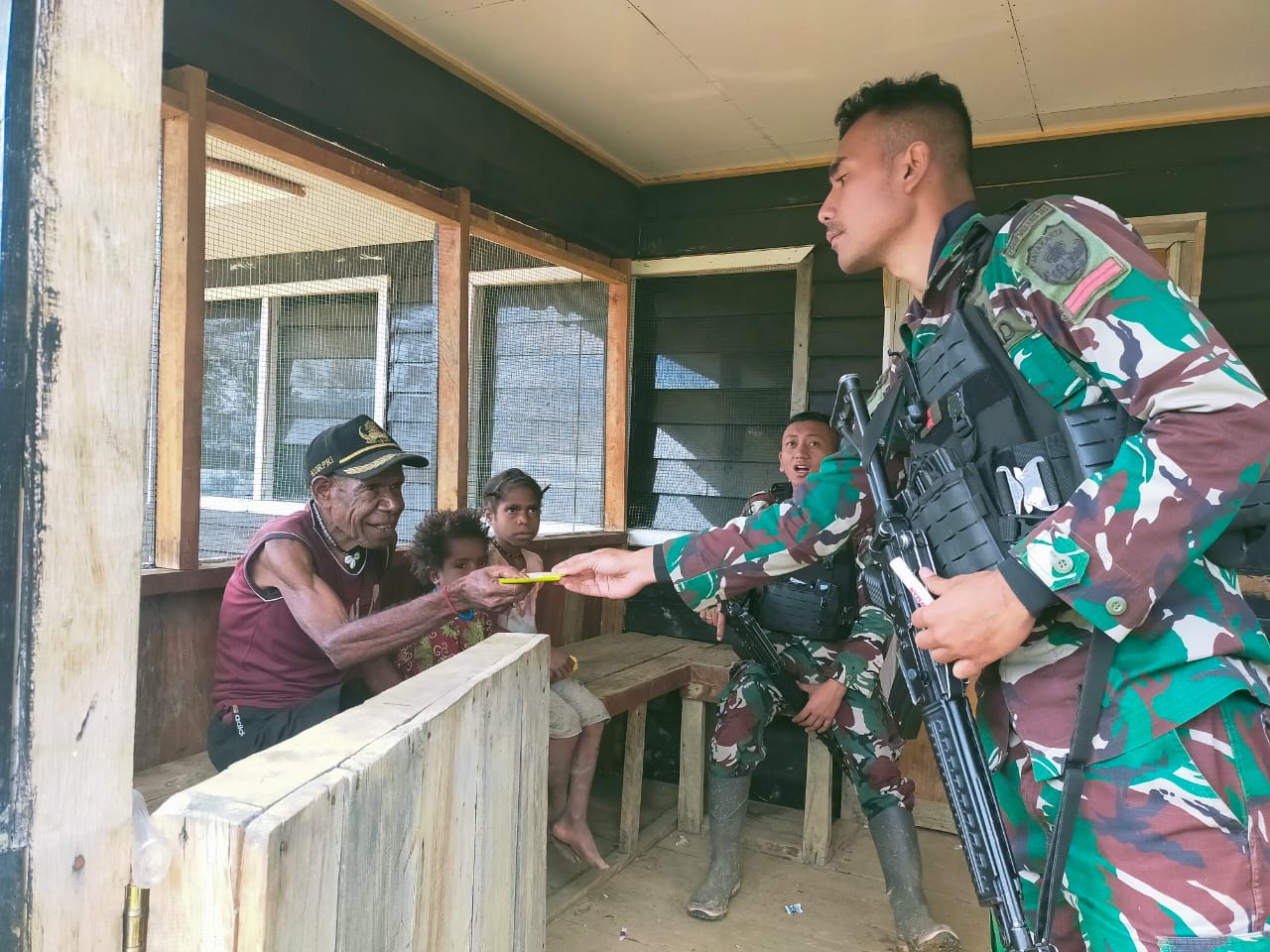 Pos Malagayneri Satgas Yonif Mekanis 203/AK melaksanakan kegiatan anjangsana ke Honai Kepala Desa Nambu Distrik Malagayneri